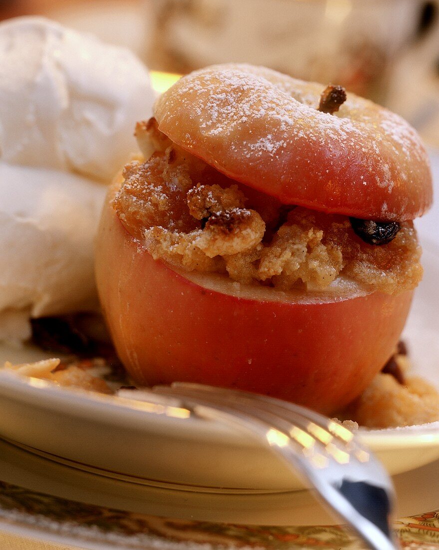 Gefüllter Bratapfel mit Vanilleeis