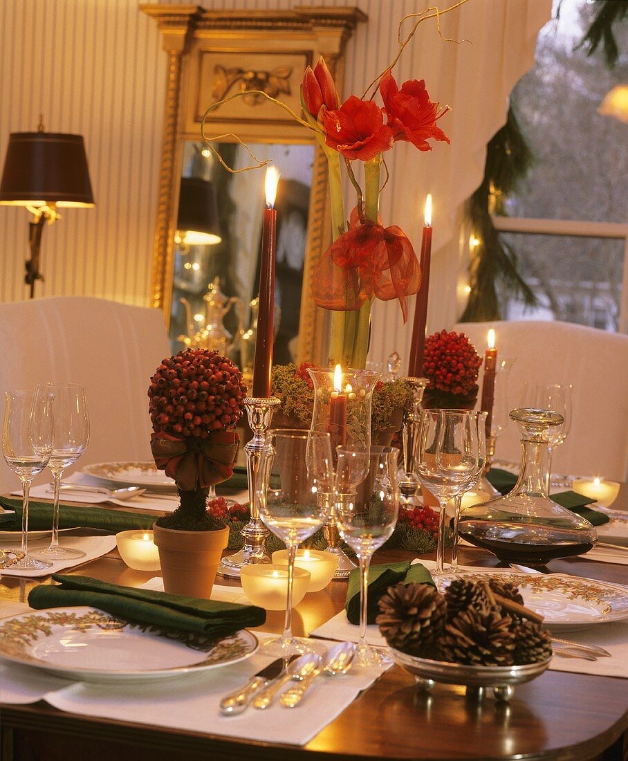 Festlicher Weihnachtstisch mit Beerenbäumchen,Kerzen,Zapfen