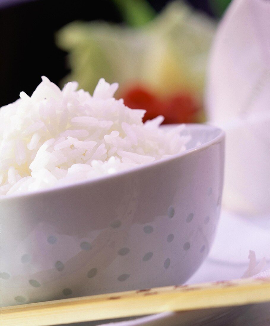 Reis in asiatischer Reisschale aus weißem Porzellan