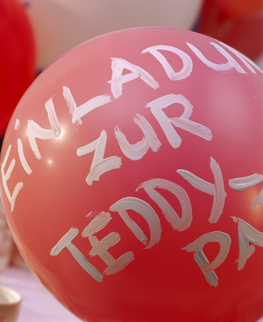 Invitation to teddy party on balloon