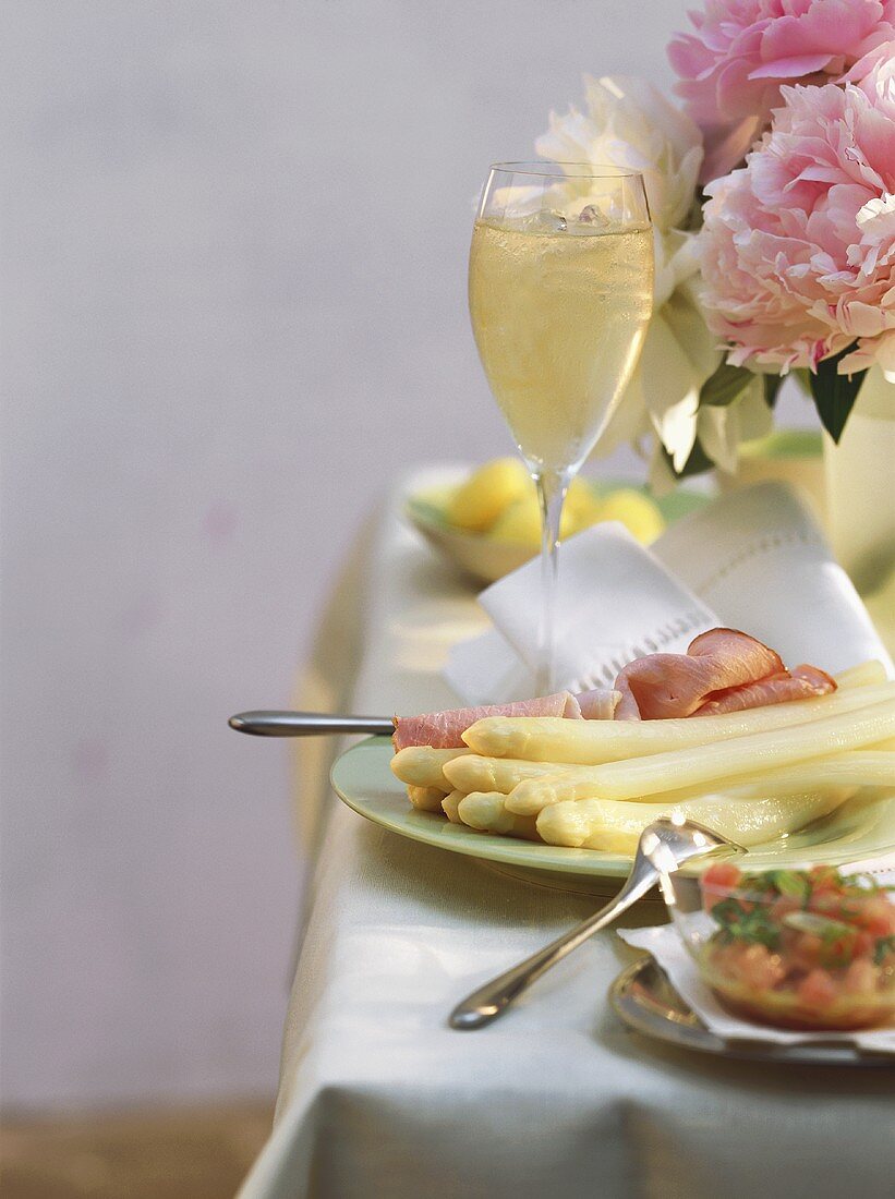 Spargel mit Schinken & Tomatenvinaigrette & Glas Weißwein