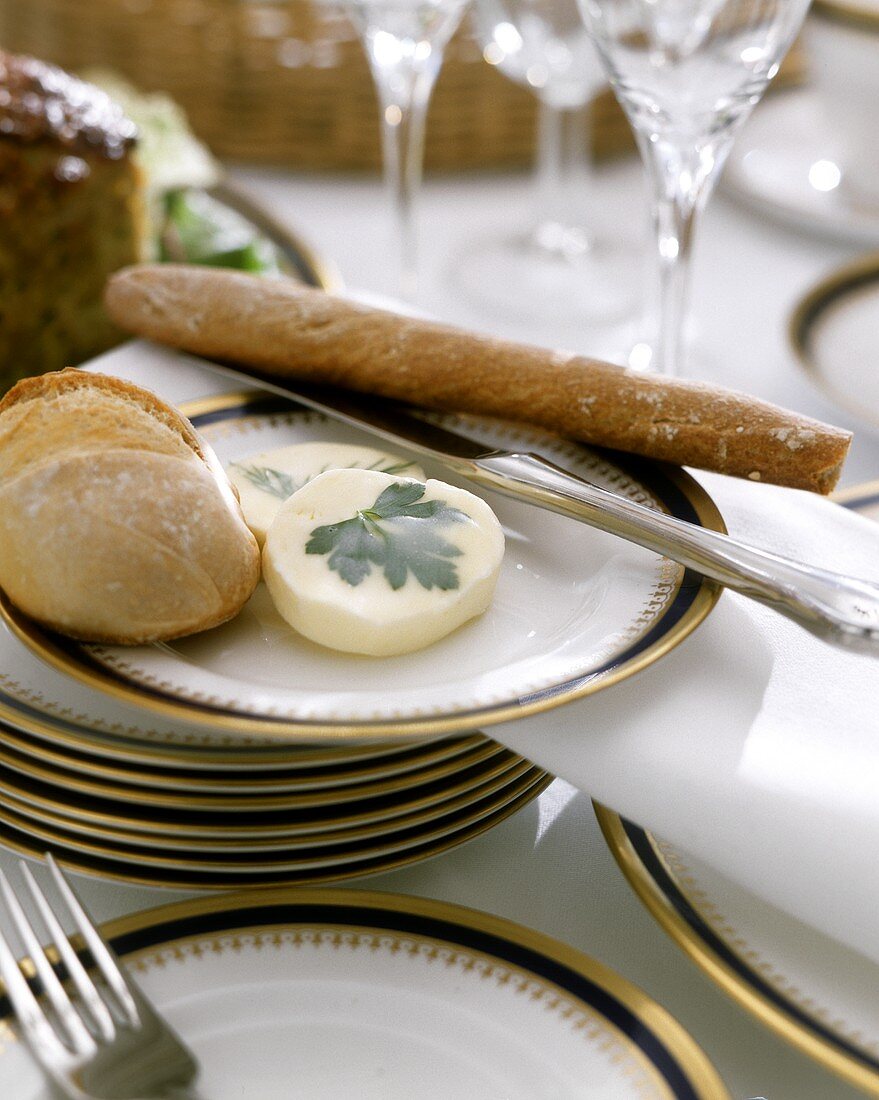 Brötchen, Grissini & Butterscheiben mit Kräuterblättern