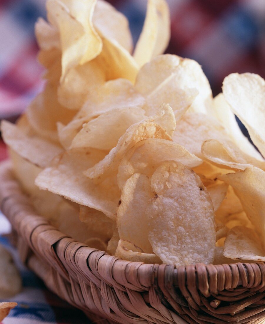 Körbchen mit vielen Kartoffelchips