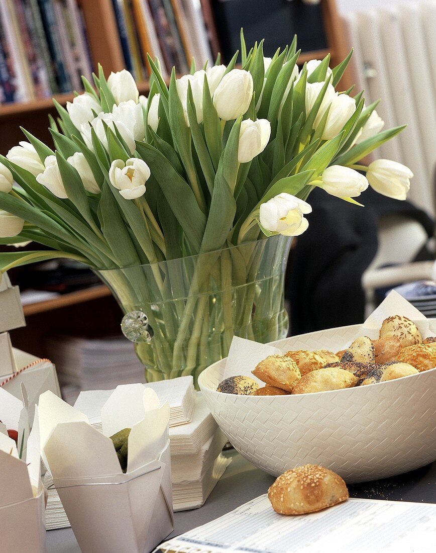 Weisser Tulpenstrauss als Tischdeko bei Büroparty