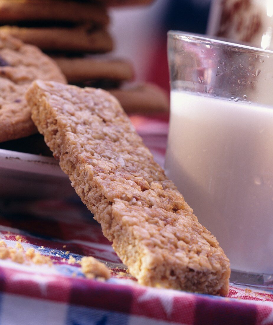 Müsliriegel & ein Glas Milch