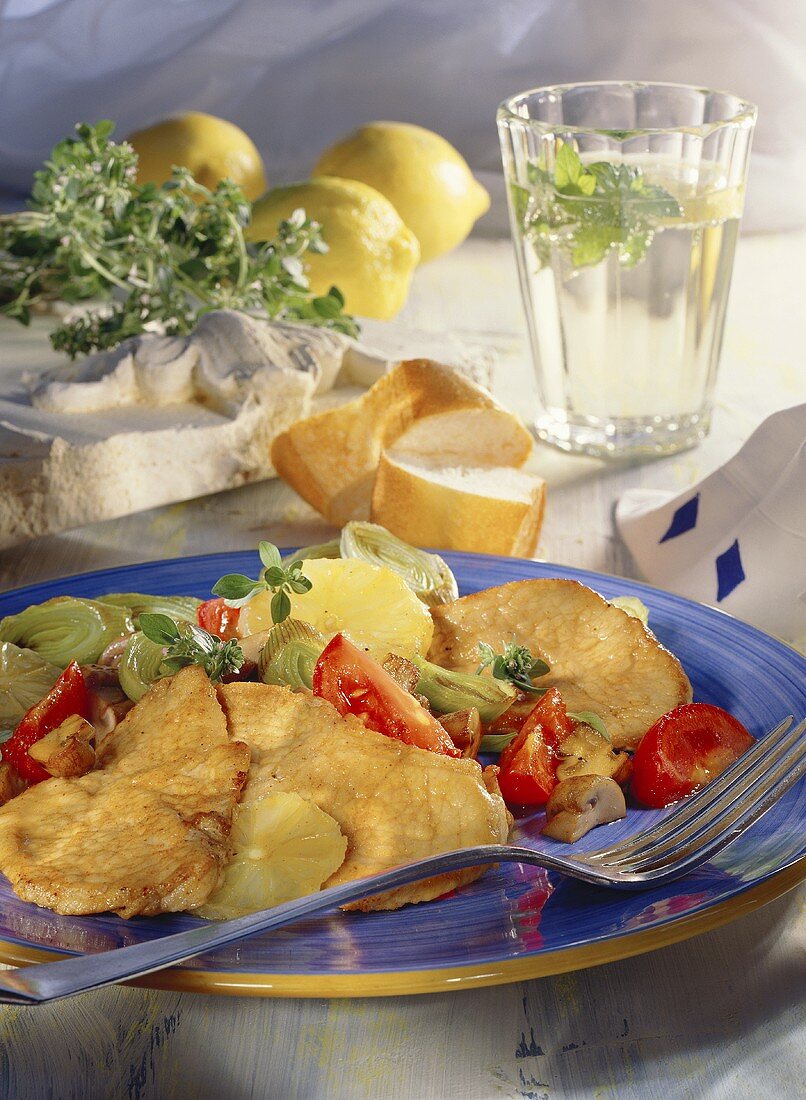 Kalbsschnitzel mit Tomaten-Lauch-Gemüse