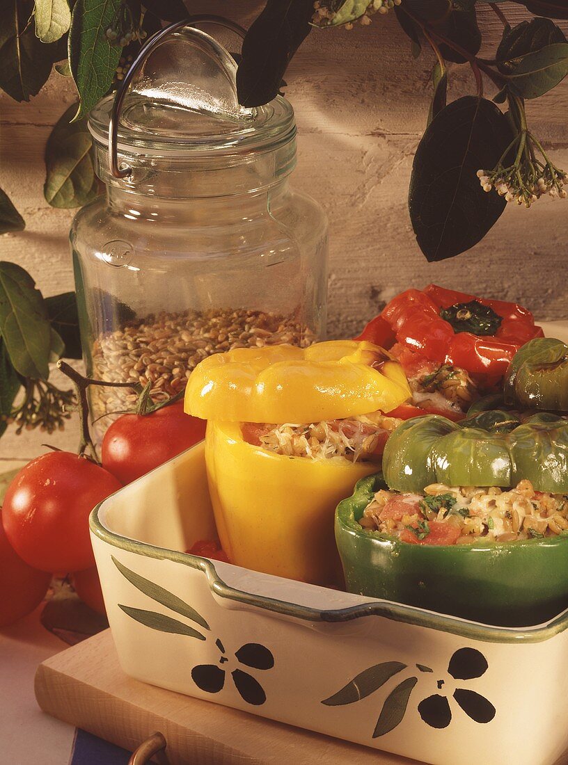 Gefüllte Paprika mit Grünkern, Tomaten & Huhn