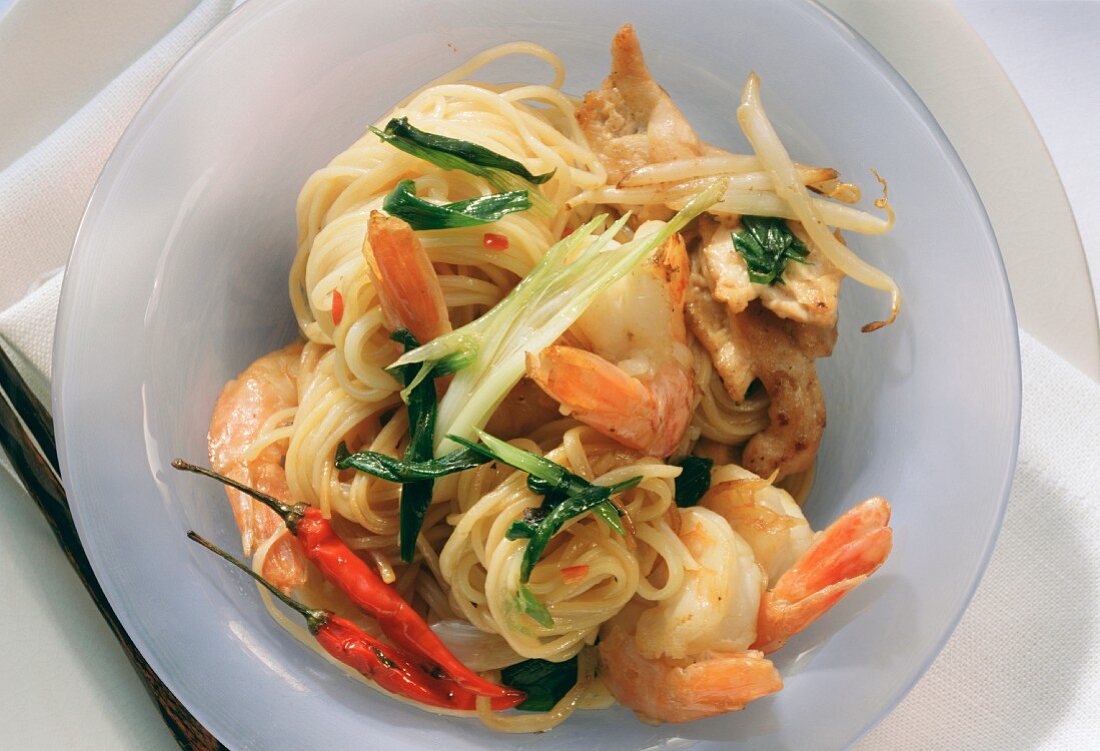 Chinese egg noodles with chicken, shrimps & vegetables