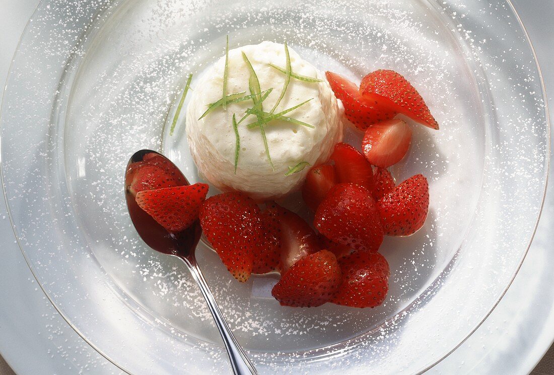 Limetten-Reis-Creme mit Erdbeeren