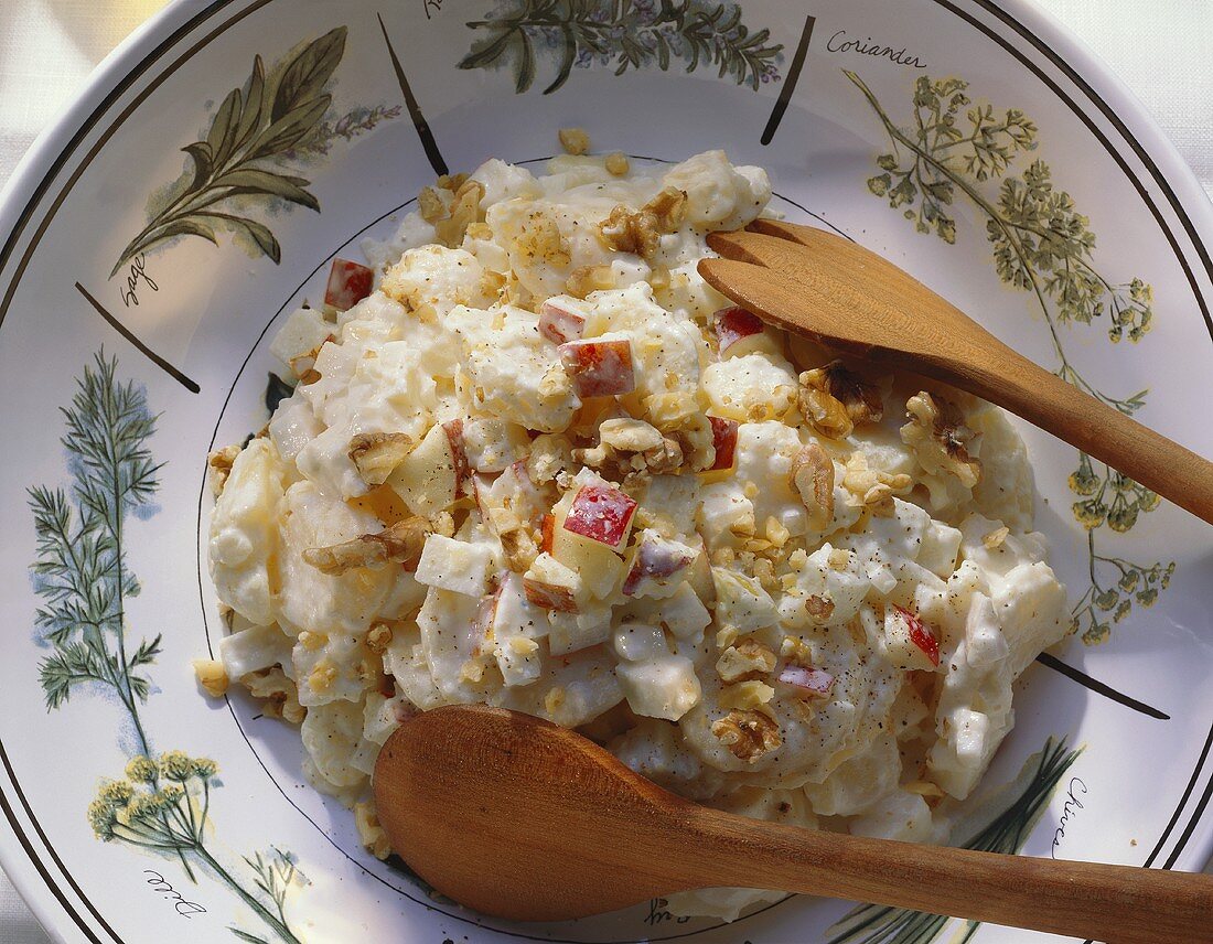 Kartoffelsalat mit Apfel, Sellerie & gehackten Walnüssen