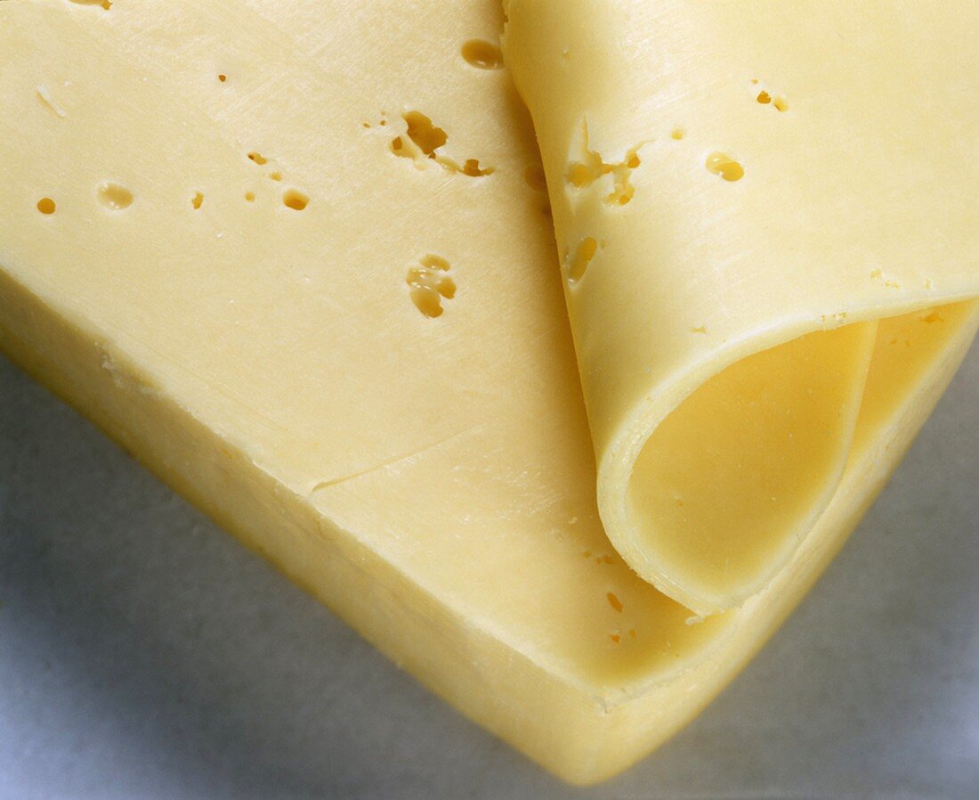 Deutscher Butterkäse mit geschnittener dünner Scheibe