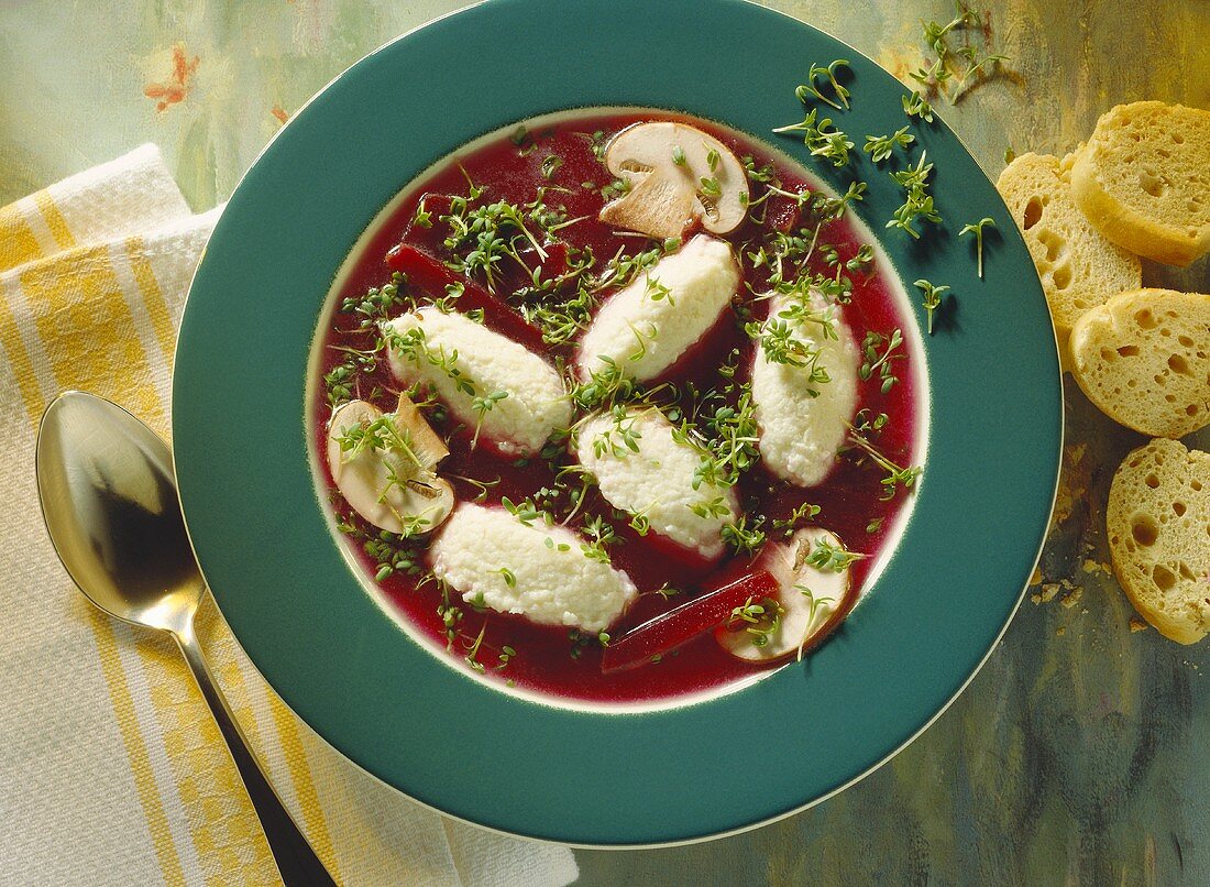 Rote-Bete-Suppe mit Hechtklößchen, Champignons & Kresse