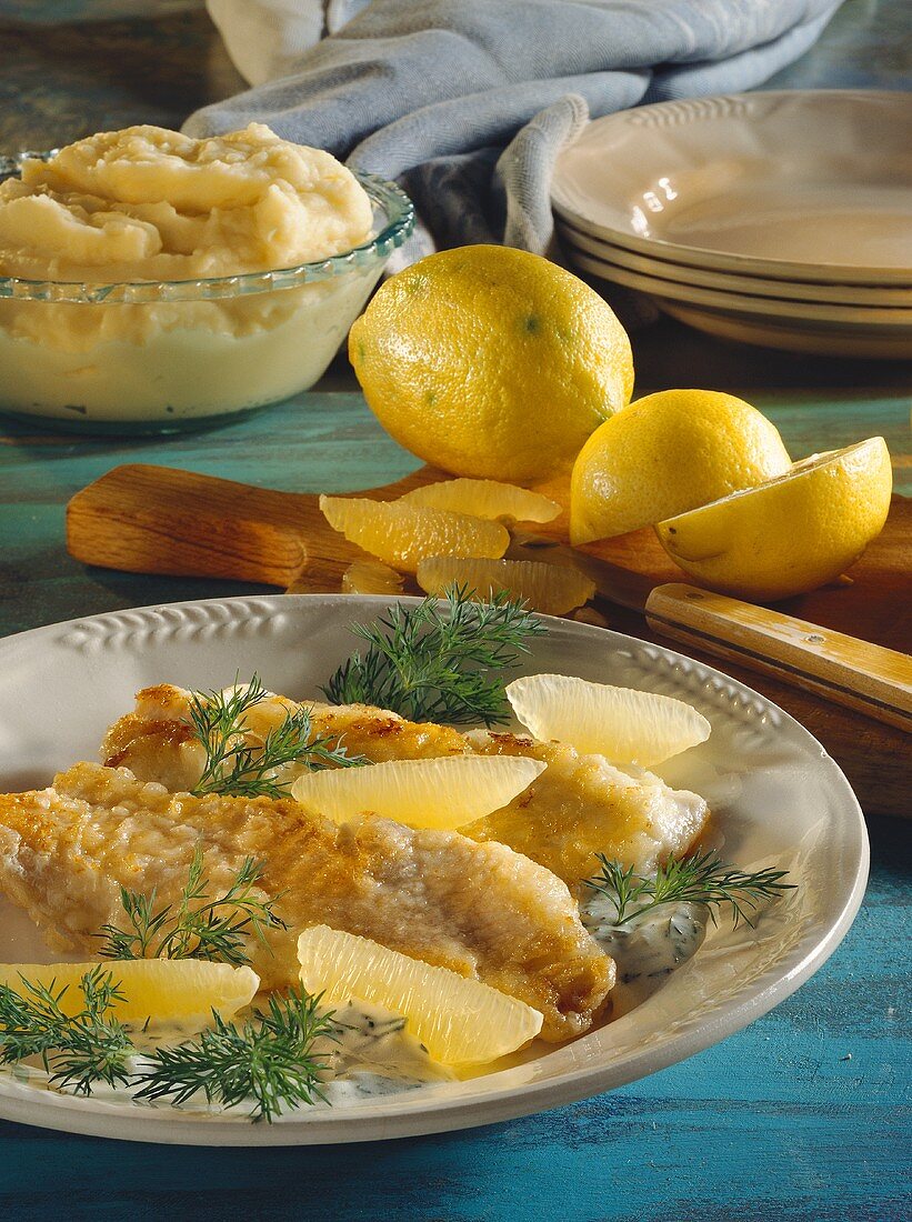 Rotbarschfilet mit Zitronen-Dill-Sauce & Zitronenfilets