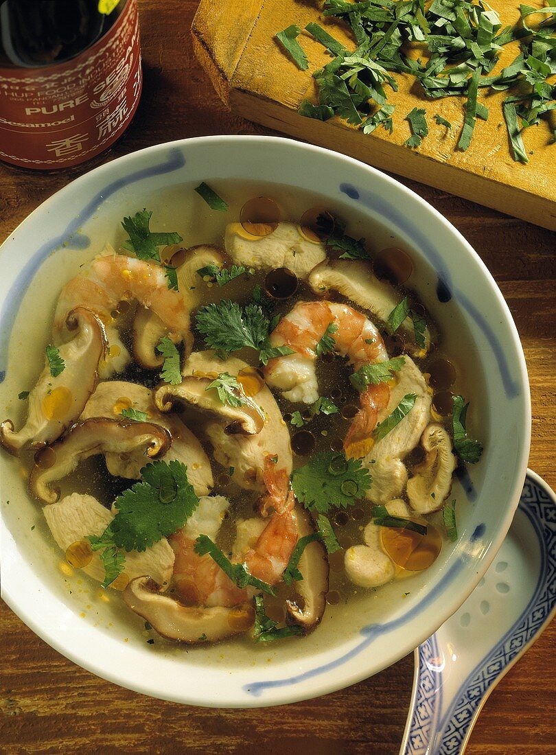 San Xian-Suppe mit Garnelen, Hühnerfleisch, Pilzen, Koriander