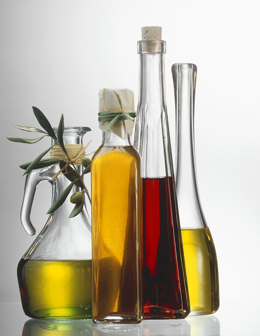 Verschiedene Öl- und Essigflaschen