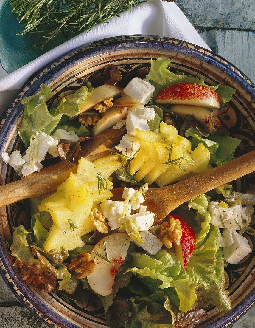 Green salad with carambolas, nectarines & sheep's cheese