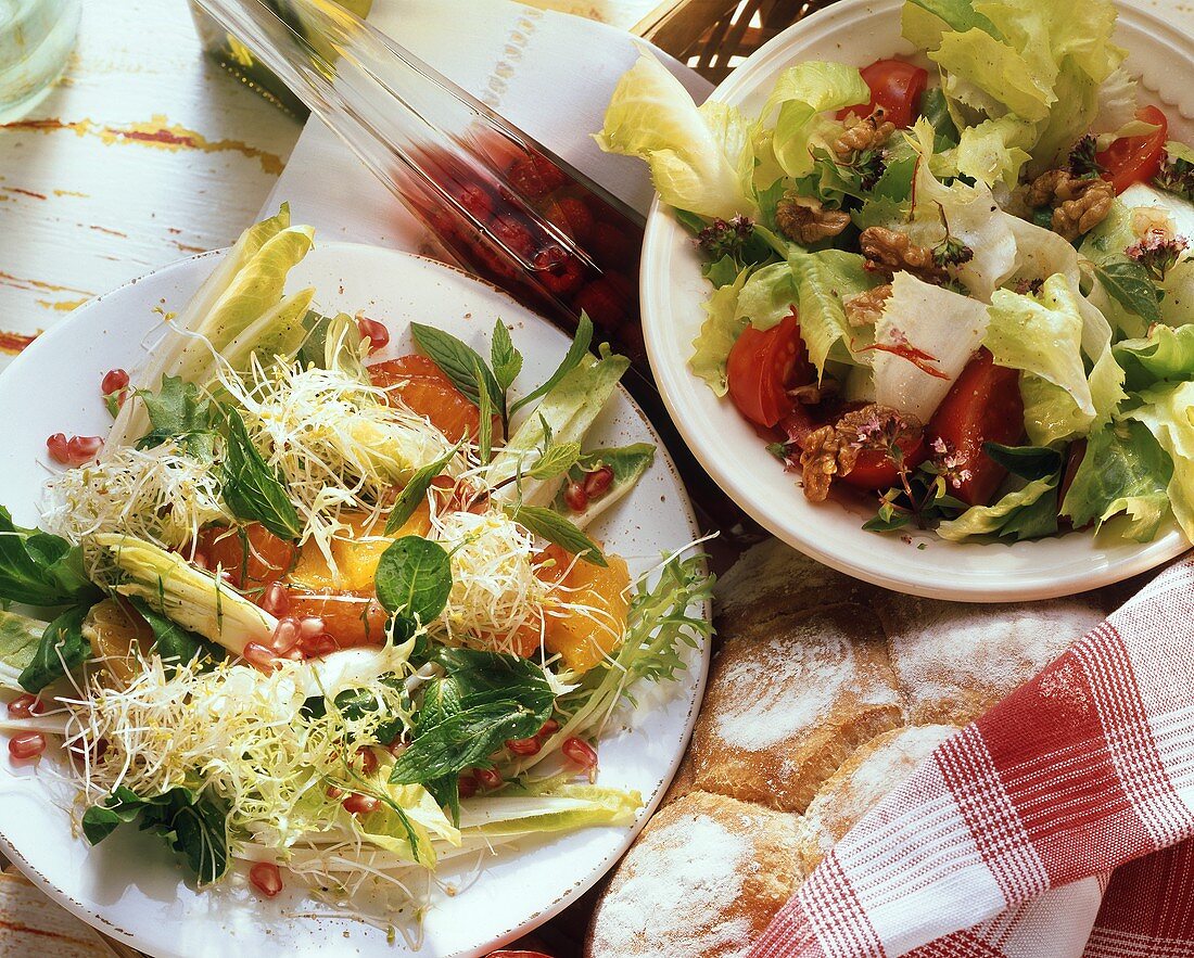 Friseesalat mit Orangendressing & Endiviensalat mit Walnüssen