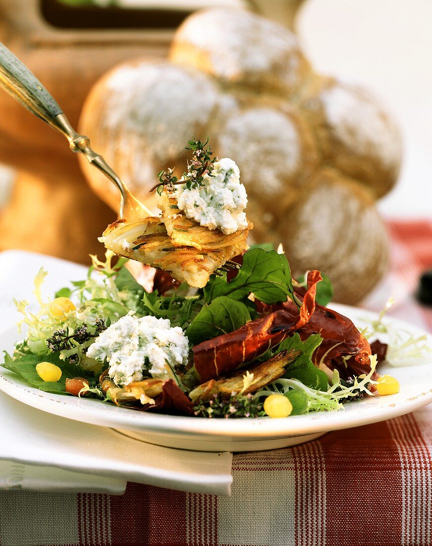 Salad leaves with cream cheese and rosti