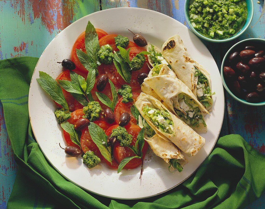 Libanesischer Tomatensalat mit gefüllten Fladen