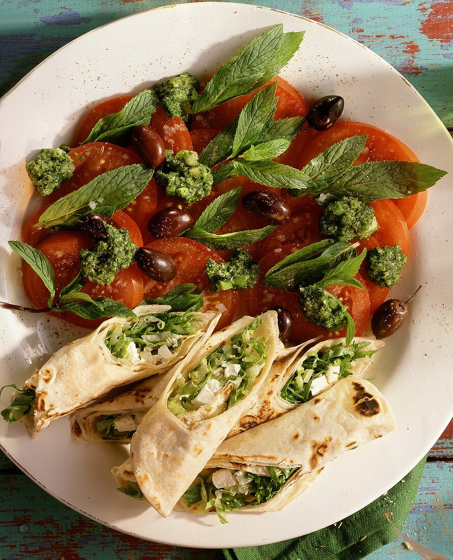 Libanesischer Tomatensalat mit gefüllten Fladen