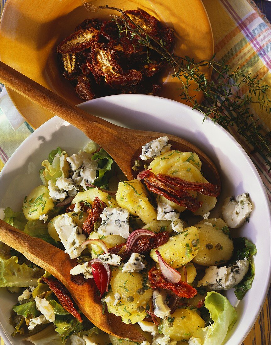 Potato and endive salad with dried tomatoes