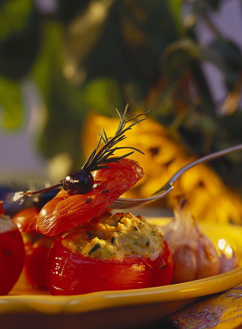 Tomaten mit Zucchini-Käse-Füllung