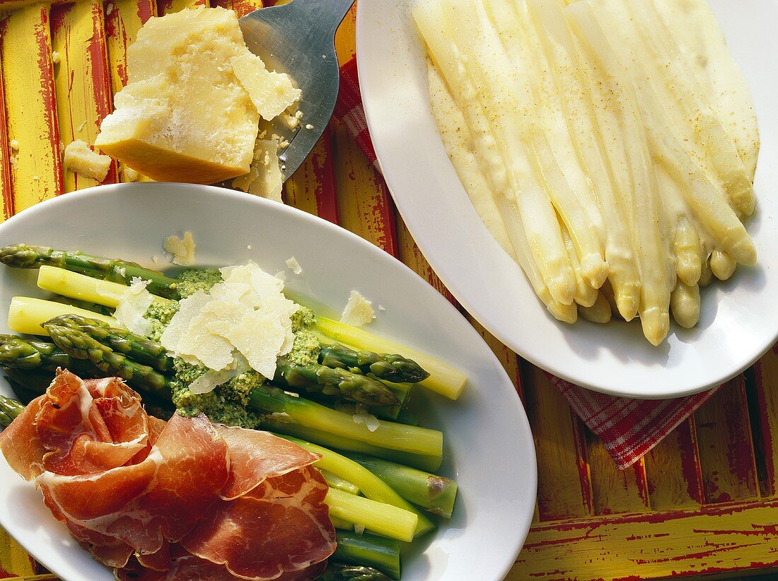 Asparagus with white sauce & green asparagus with raw ham