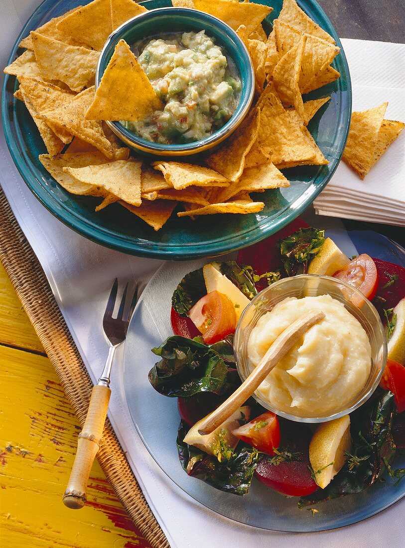 Guacamole mit Tortilla-Chips & Skordallia mit Roter Bete