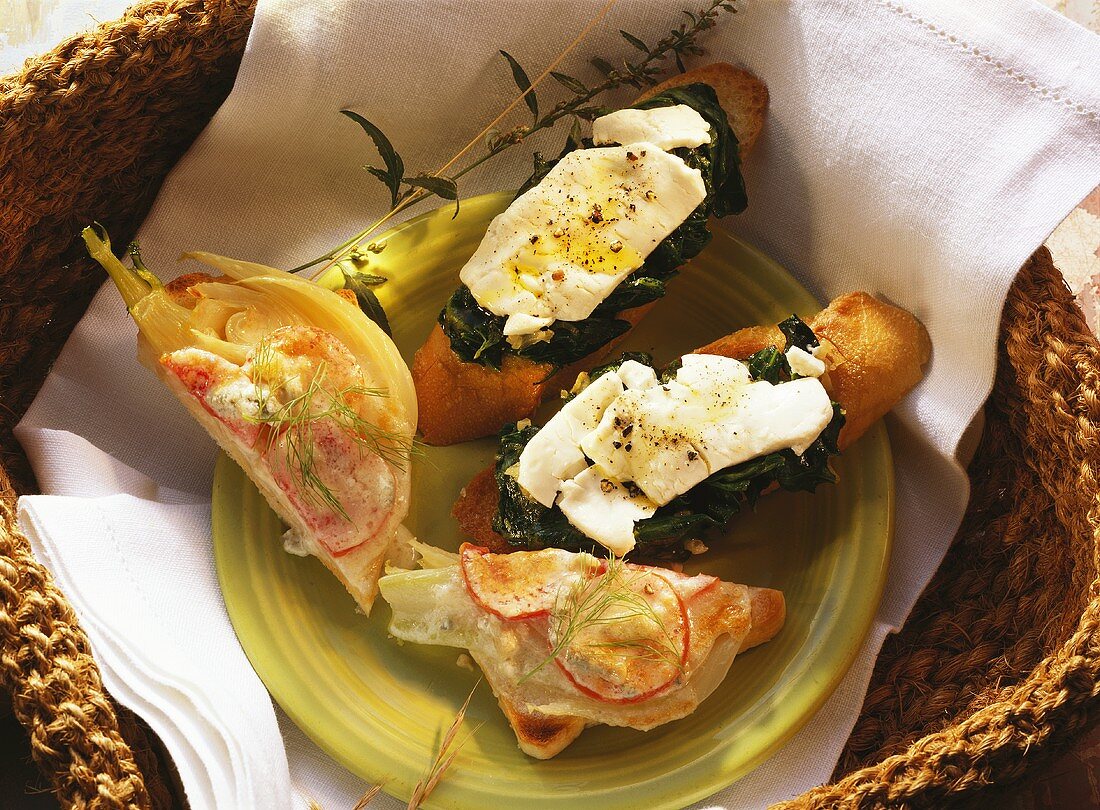 Überbackener Fenchel auf Toast; Crostini mit Spinat & Käse