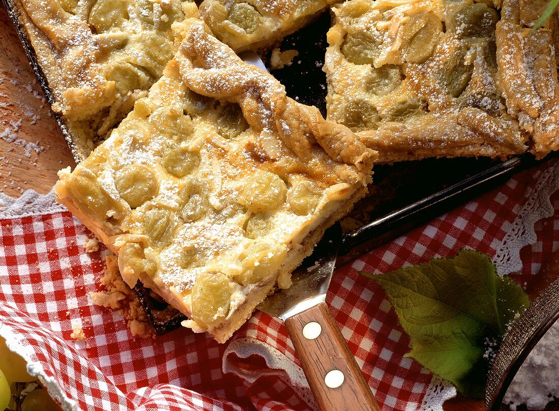 Vinedresser's cake with green grapes