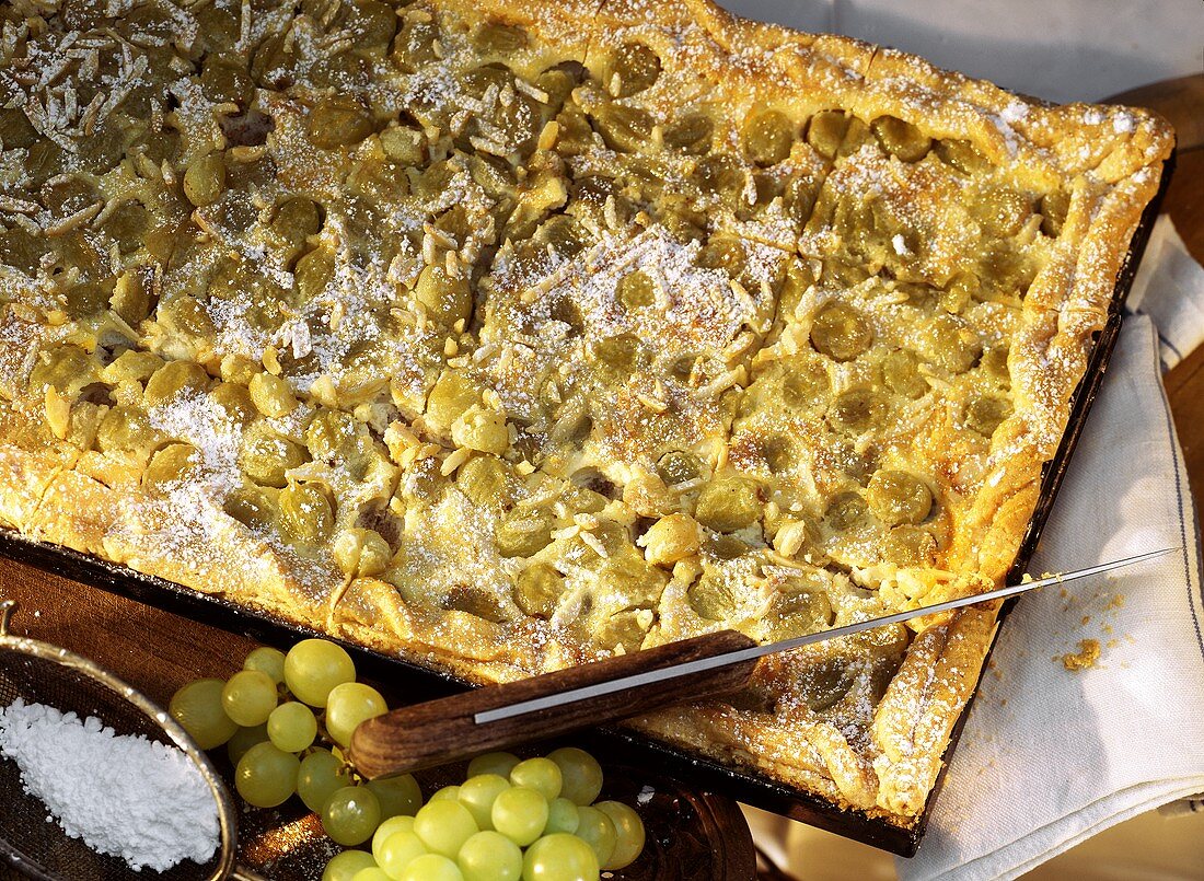 Vinedresser's cake with green grapes