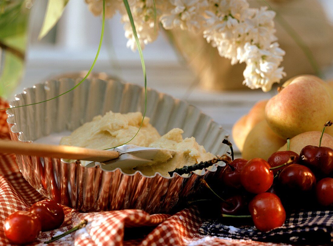 Obstkuchenform mit Teigmasse, Teigschaber & Kirschen