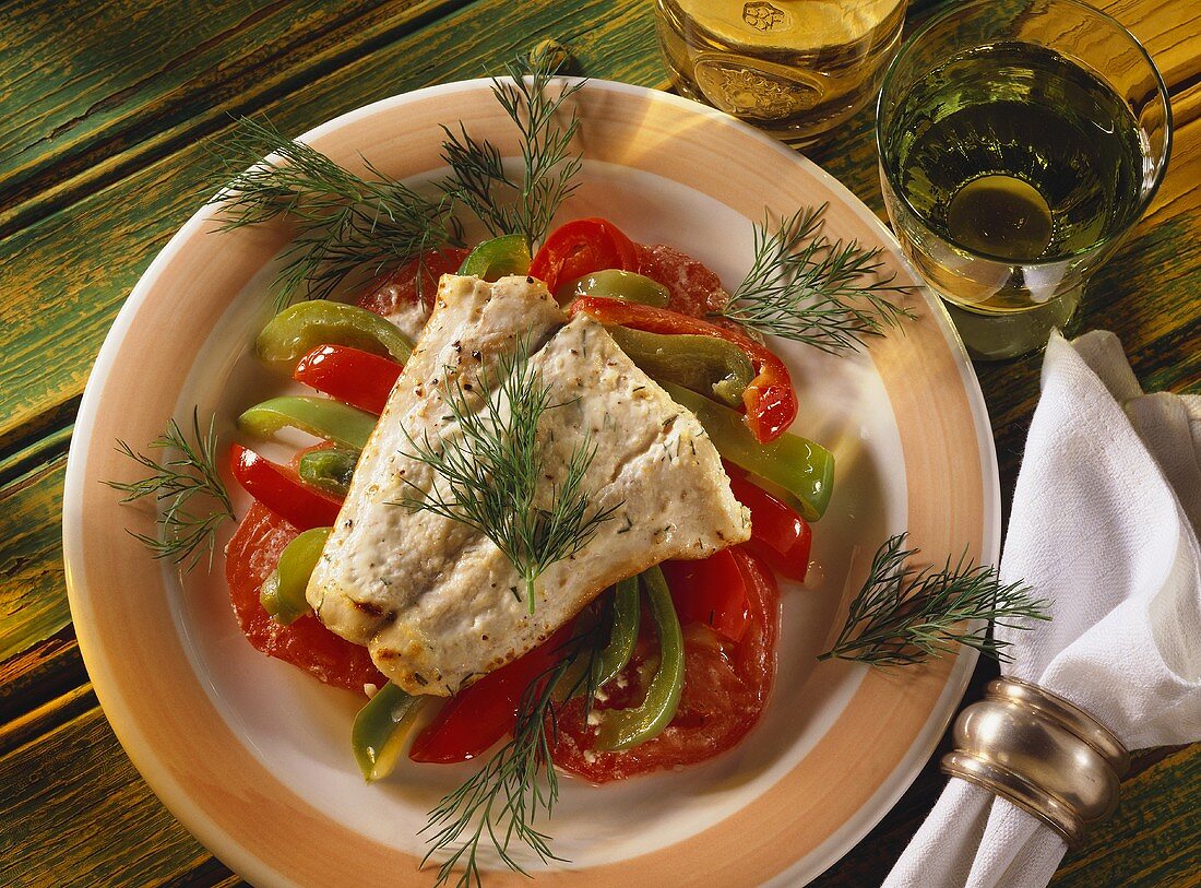 Gratinierter Seelachs auf Paprika-Tomaten-Bett