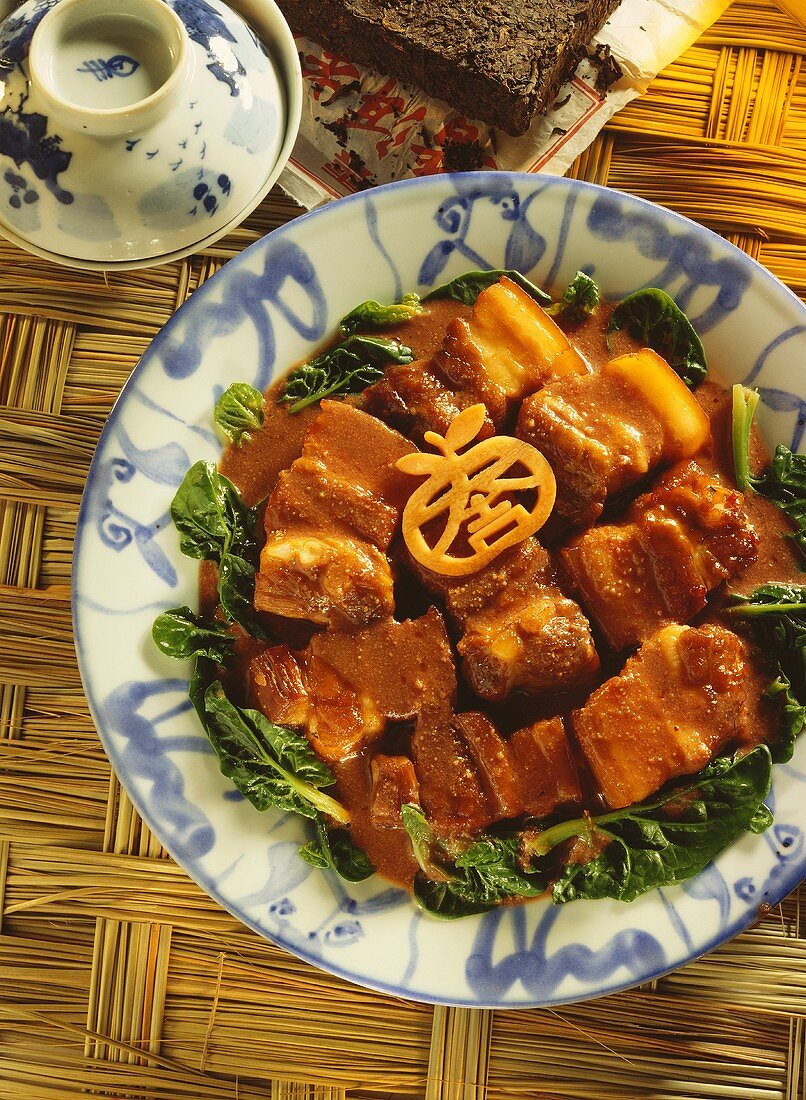 Schweinebauchstücke mit Fu Ru (roter fermentierter Tofu)