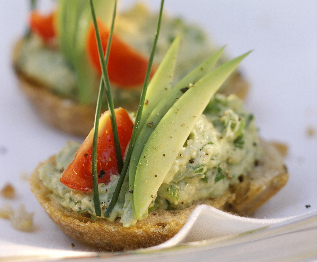 Wholemeal roll with vegetable mousse and avocado