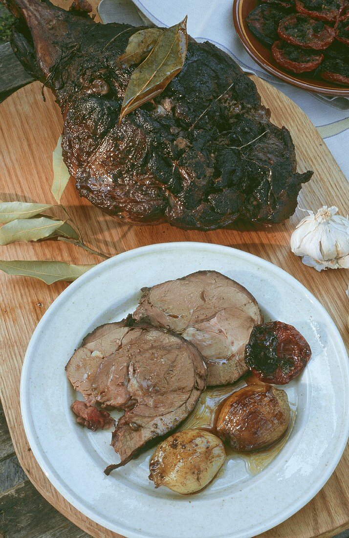 Geschmorte Wildschweinkeule mit Zwiebeln, Tomaten & Lorbeer