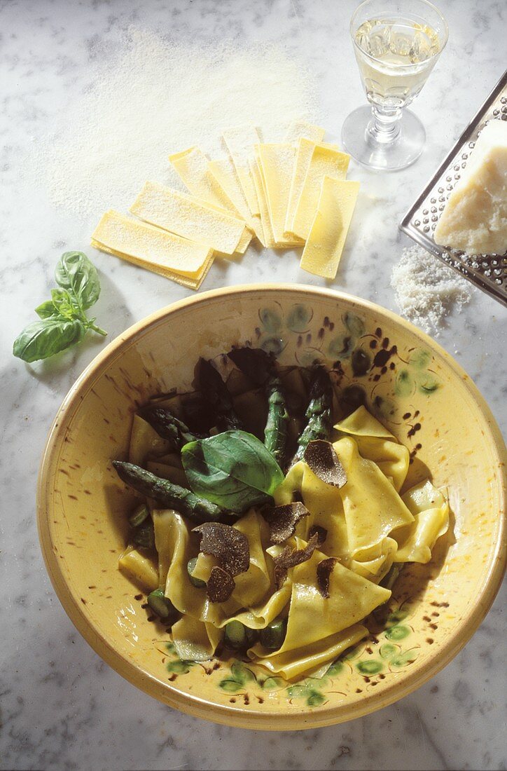 Pappardelle asparagi e tartufo (Nudeln mit Spargel & Trüffel)