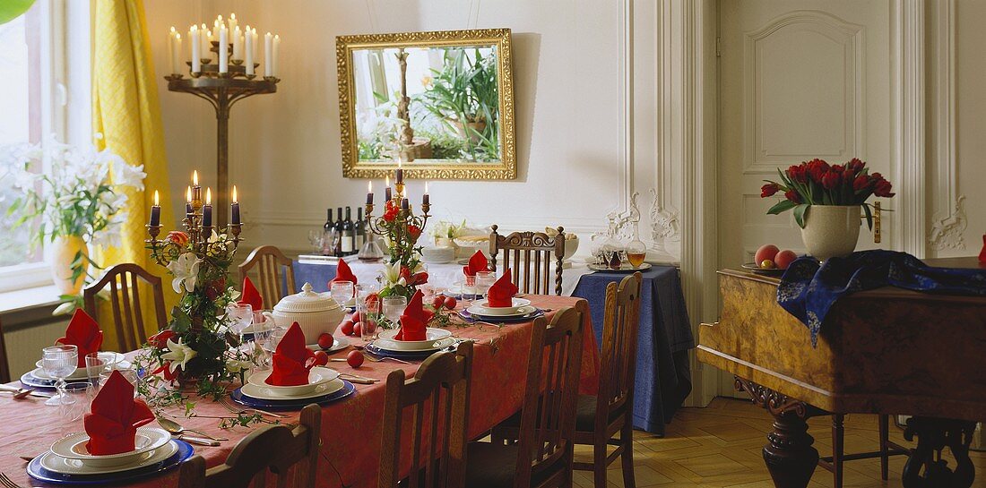 Festlich gedeckter Tisch im Stil italienischer Renaissance