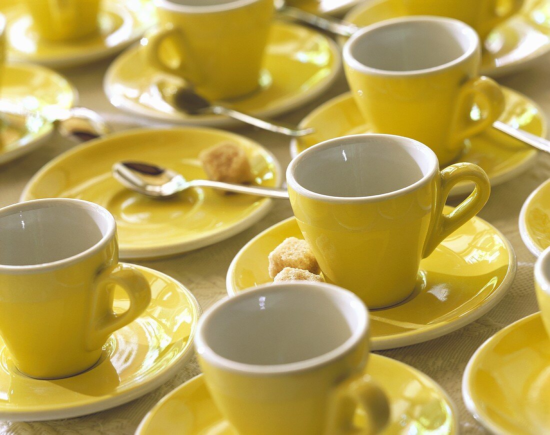 Gelbe Espressotassen, Kaffeelöffel & braune Zuckerwürfel