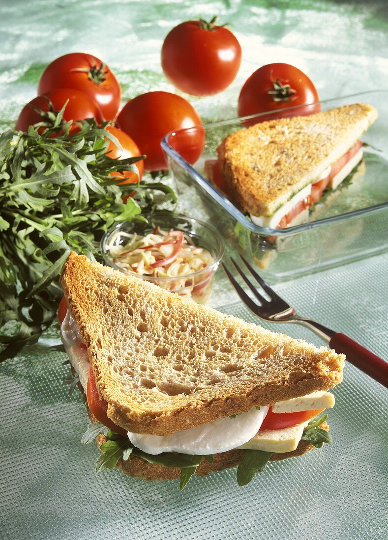 Smoked tofu sandwich with mozzarella, tomatoes & rocket