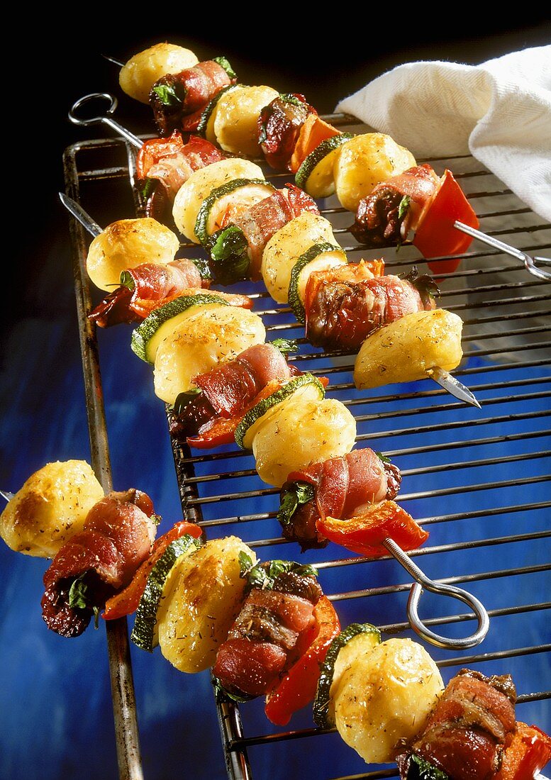 Potato kebabs with poultry liver, bacon, courgettes & peppers