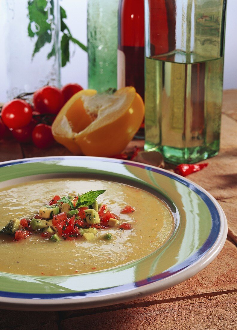 Kalte Kartoffelsuppe mit Avocado & Paprikaschoten