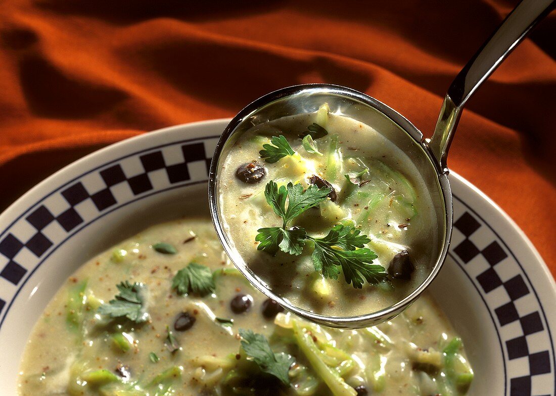 Kohlsuppe mit Korinthen & Petersilie