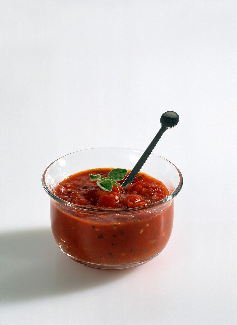 Tomatensauce mit Oreganoblättchen in Glasschälchen