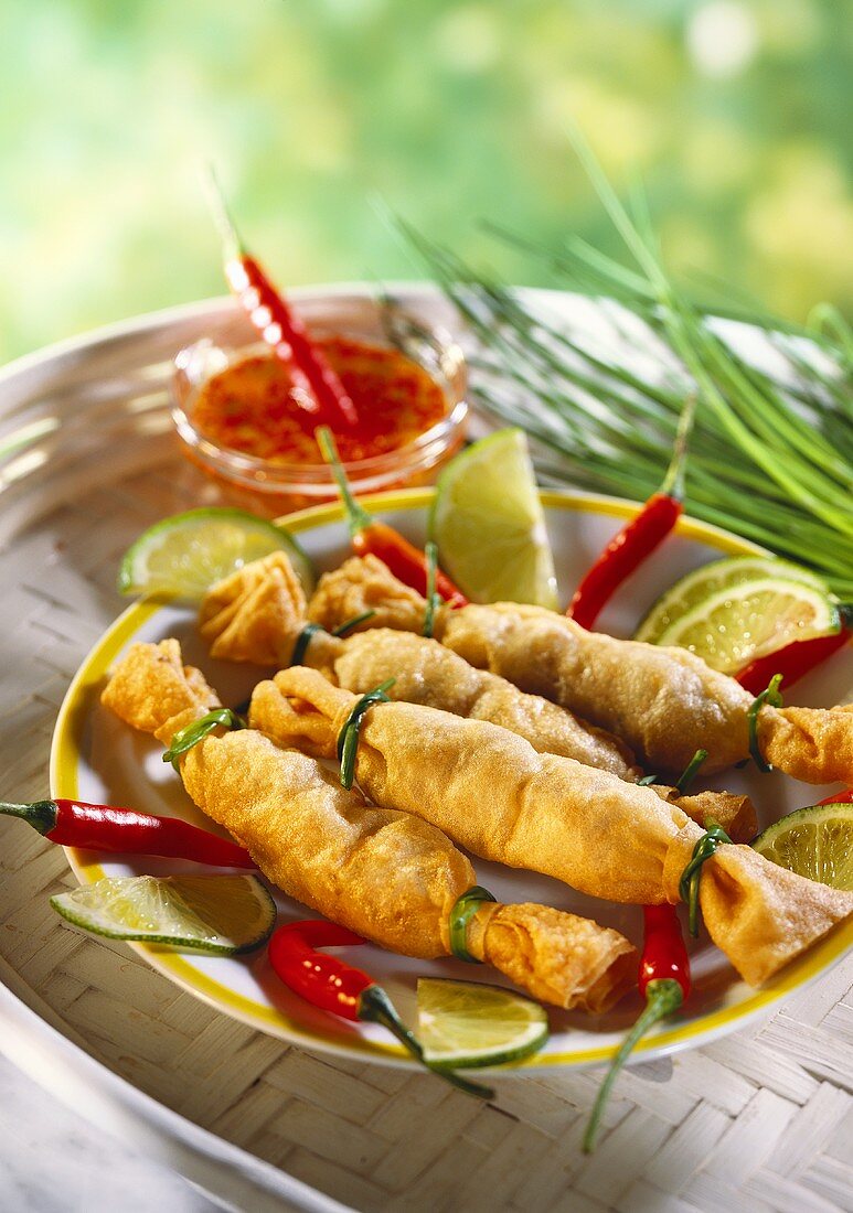 Fritierte Thai-Hähnchenrollen mit Chili-Dip & Limetten