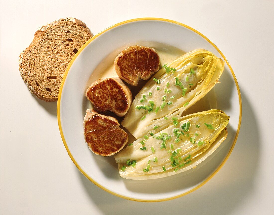 Schweinefilet mit Chicorée, Schnittlauch & Sahnesauce