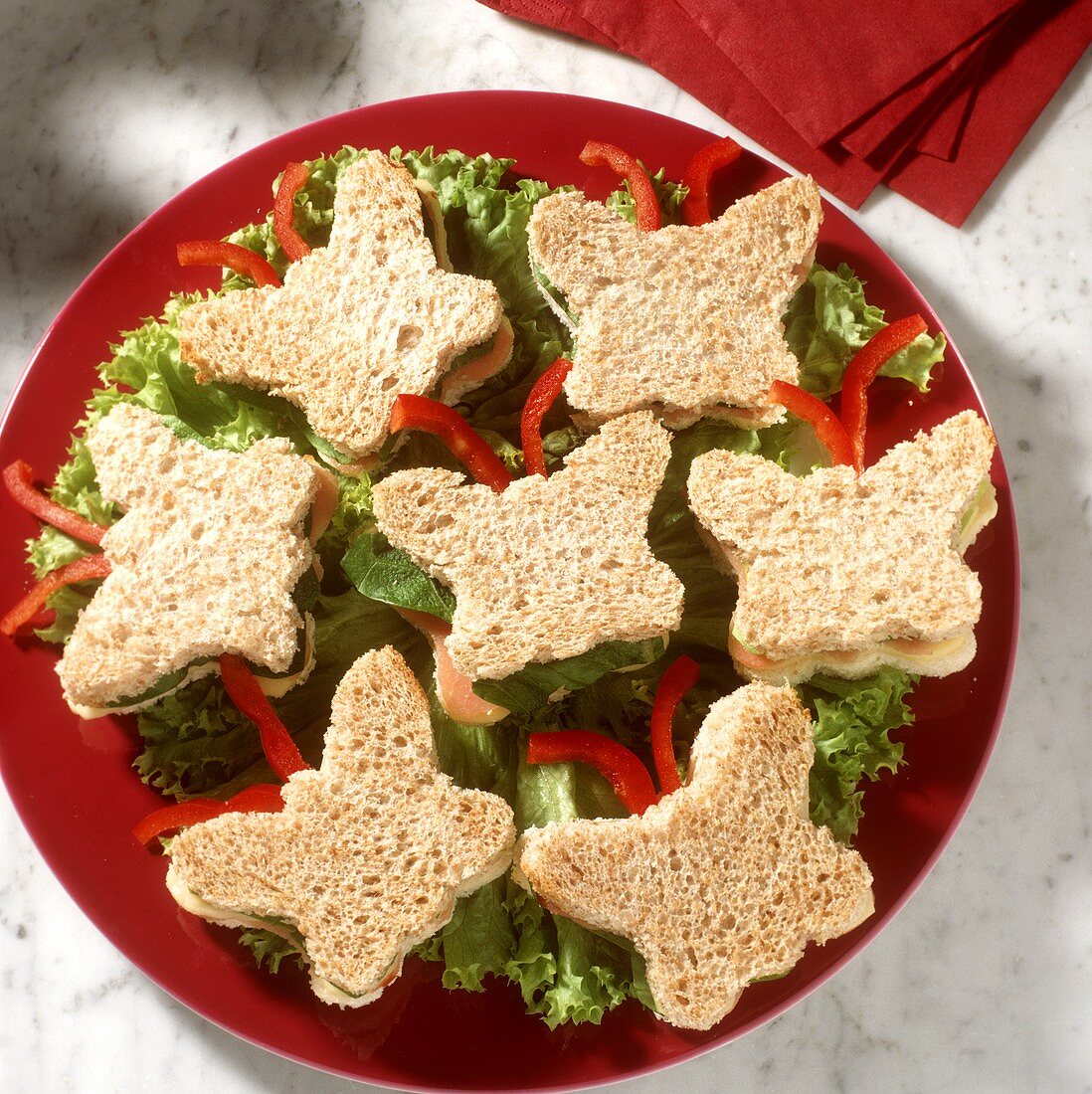 Schmetterlings-Sandwiches mit Salat, Paprika