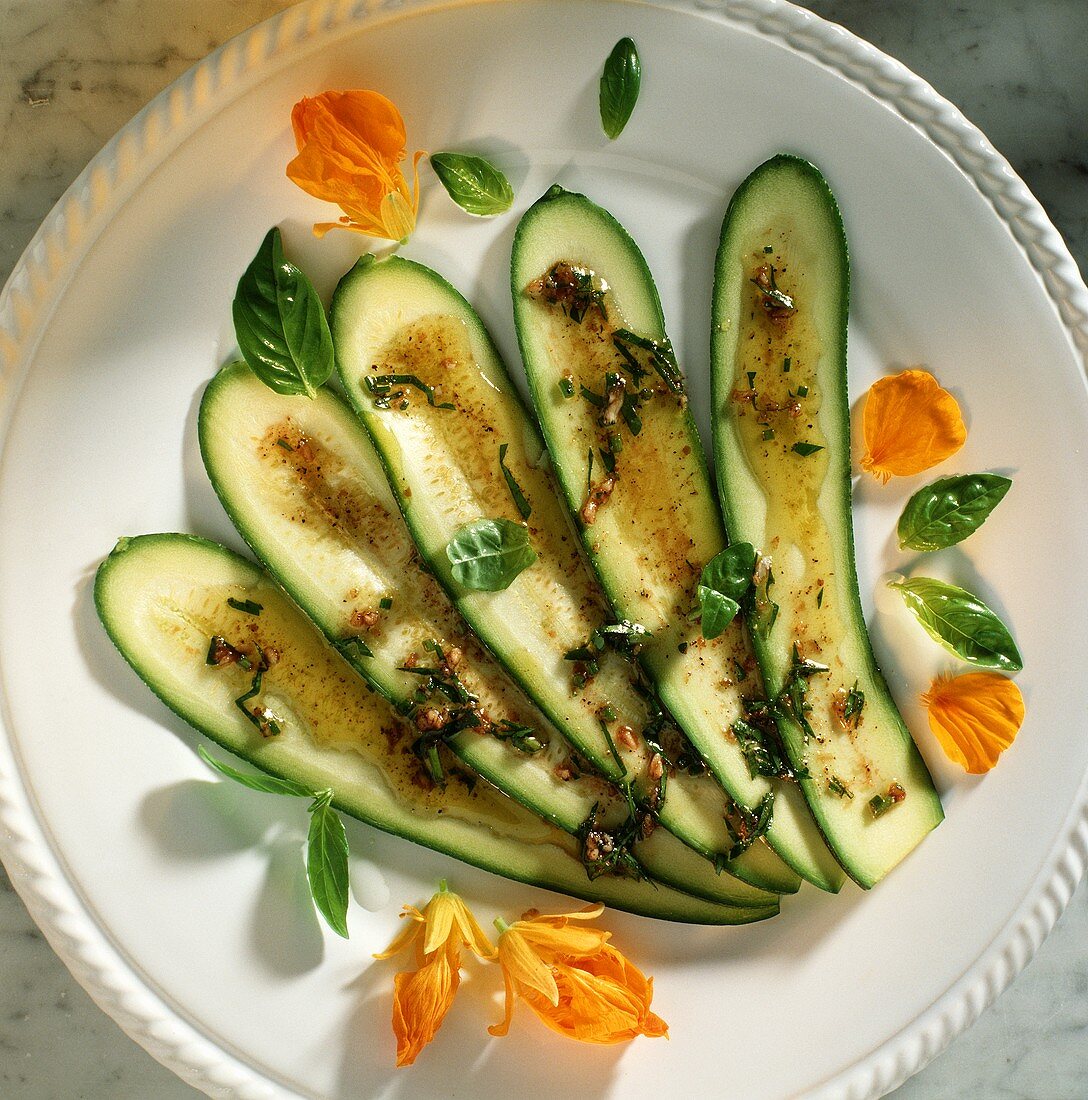 Zucchini-Carpaccio mit Basilikum & Zucchiniblüten