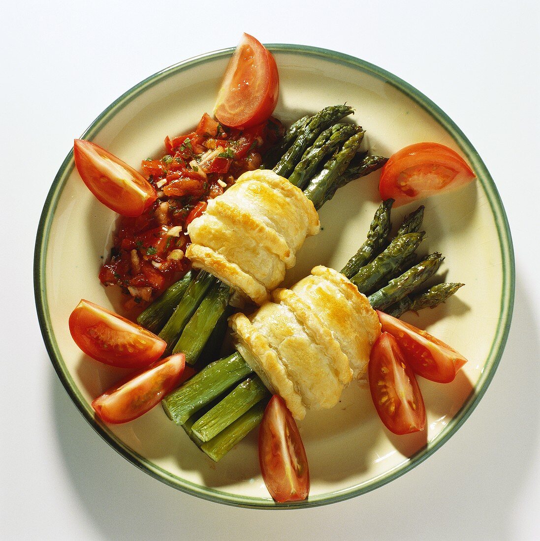 Grüner Spargel in Blätterteig mit Tomaten