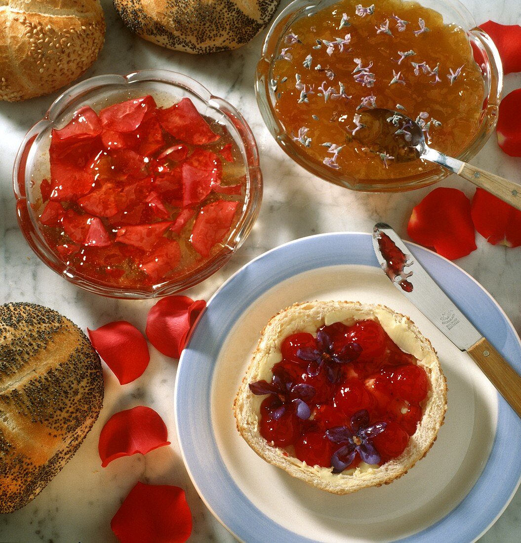 Drei Marmeladen: mit Veilchen, Rosmarinblüten & Rosenblättern